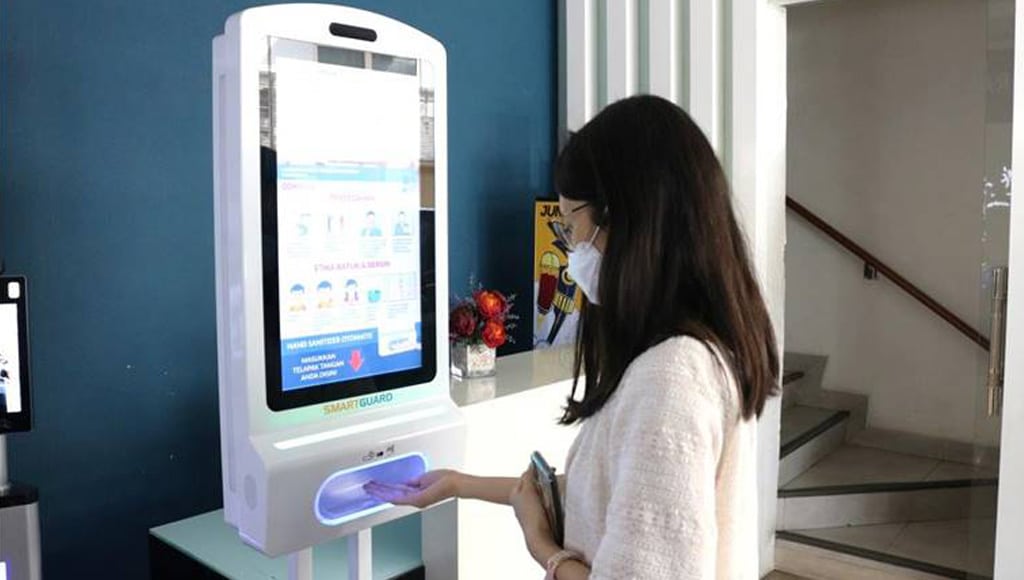 Automatic Hand Sanitizer Dispenser with HD Digital Signage